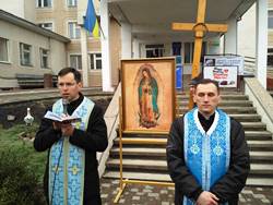 В Івано-Франківську проходять молитовні стояння за збереження життя.(ВІДЕО)